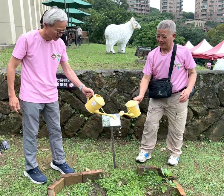 《圖說》蔡仁松董事長與「芥菜籽」(受助者)舉行種植儀式，延續孫理蓮女士「哪裡有需要，就往那裡去」的助人使命。〈芥菜種會提供〉