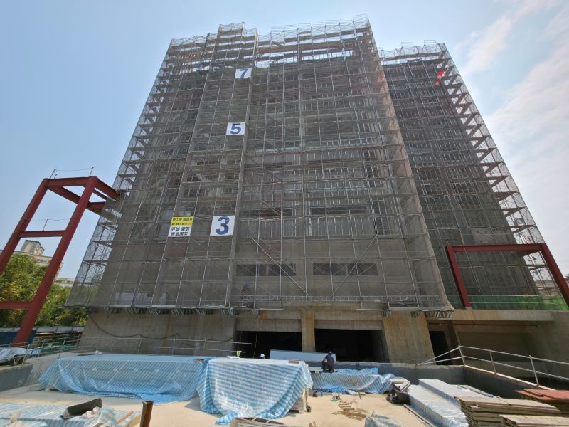 《圖說》板橋第二國民運動中心興建工程如火如荼推進中，市府嚴格把關施工品質與進度，朝提前完工的目標邁進。〈工務局提供〉