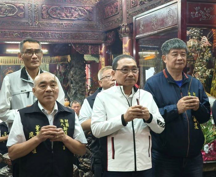 《圖說》市長侯友宜虔誠參拜，雙手持香，向開漳聖王聖像行禮致意，為新北市民祈求平安、事事順遂。〈民政局提供〉