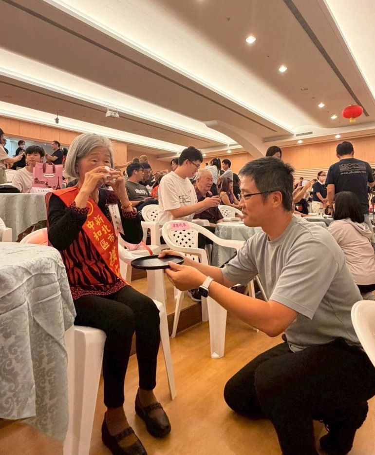《圖說》溫馨的奉茶孝親儀式，子女以一杯「感恩的茶」向母親致意，氣氛溫暖感人。〈中和區公所提供〉