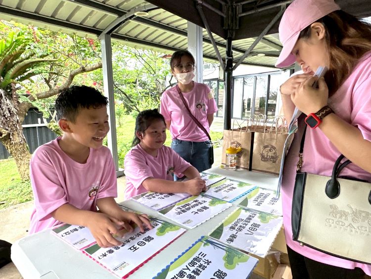 《圖說》參與民眾沿著健走路線完成闖關活動，在親子互動中認識創辦人孫理蓮女士的在地關懷歷史。〈芥菜種會提供〉