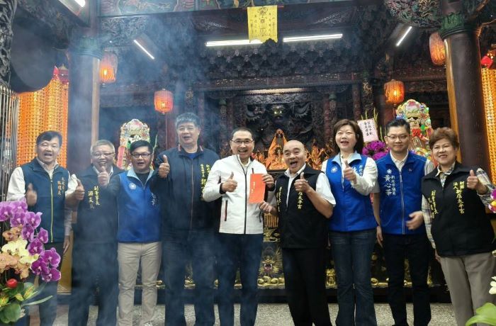 《圖說》市長侯友宜在參香後，隨即添香油錢，展現對開漳聖王信仰的尊重與支持，並祝福廟方香火鼎盛。〈民政局提供〉