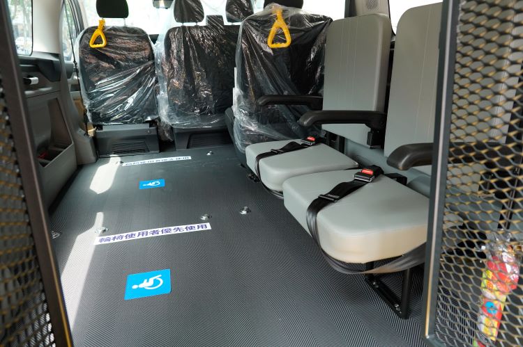 《圖說》義橋宮捐贈的雙乘坐位復康巴士可以同時載送兩個乘坐輪椅者及兩位陪同者。〈社會局提供〉
