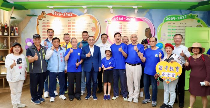 《圖說》「坪頂風華・百年禮讚」校史室，完整記錄學校百年來的辦學軌跡與珍貴記憶，不少校友駐足於老照片前，重溫童年時光，也看見母校一路走來的光榮與傳承。〈教育局提供〉