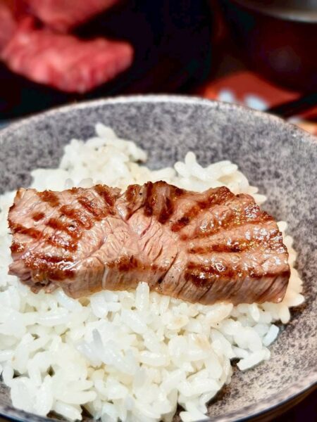炙燒後的A5和牛搭配熱騰騰白飯享用，濃郁油脂與米飯香氣交織，成為不少饕客最愛吃法。圖／周含鍾攝