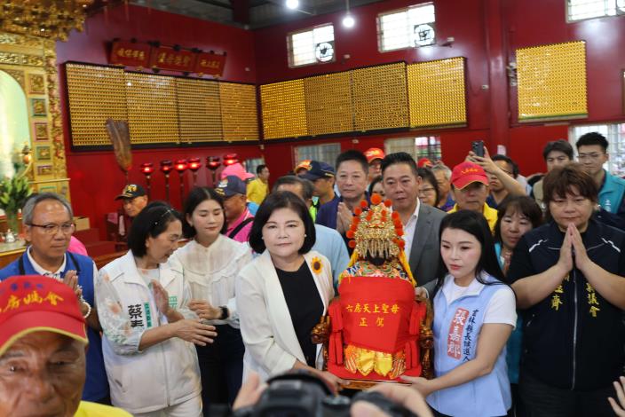 六房天上聖母正駕由縣長張麗善及立委張嘉郡恭請登轎安座