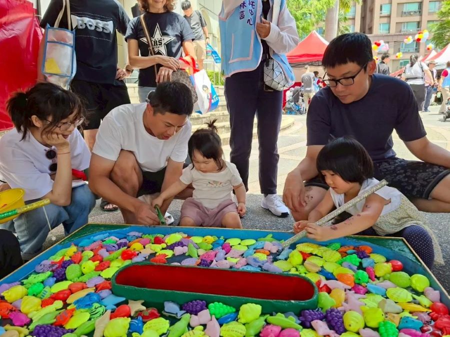 《圖說》泰五林居托中心親子園遊會,爸媽陪小孩一起釣魚。〈社會局提供〉