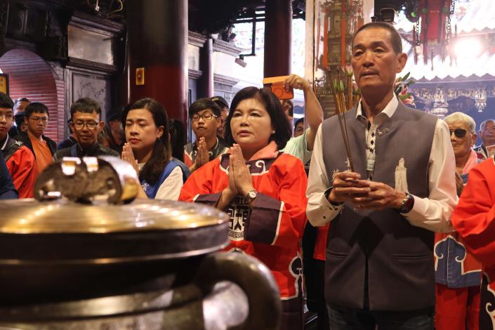 縣長張麗善祈求媽祖庇佑風調雨順、國泰平安，更請求媽祖獲得聖筊參加5月9日萬人洗腳活動