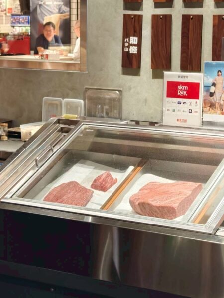 來自日本鹿兒島的A5和牛整齊陳列於冷藏櫃中，細緻油花紋路清晰可見，展現頂級和牛品質。圖／周含鍾攝