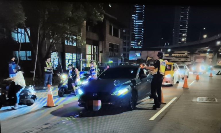 《圖說》新北警執行取締毒駕路檢勤務二。〈警察局提供〉