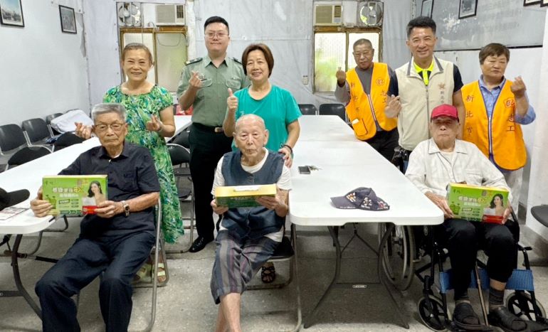 《圖說》新北市榮民服務處陳立中處長(後排右2)偕同新北市後備指揮部陳彥均上尉(後排左2)、榮欣志工前往「土城居安一莊」致贈榮民長輩端節禮盒。〈新北榮服處提供〉