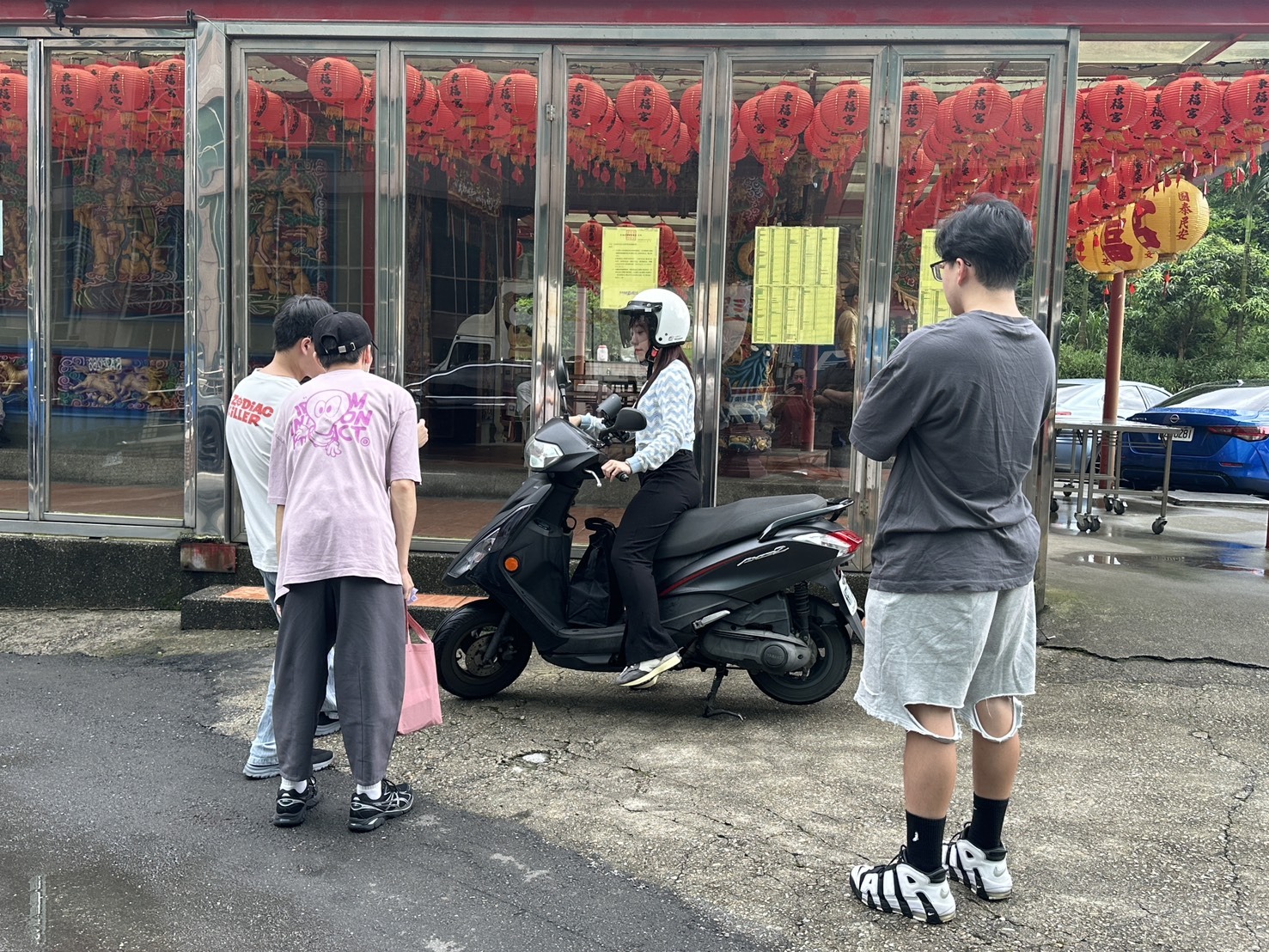 宏林跨媒體影片製作公司拍攝現場曝光!製片程品恆(右一)親自監製,帶領團隊進行短影音與廣告素材的商業腳本落實拍攝。