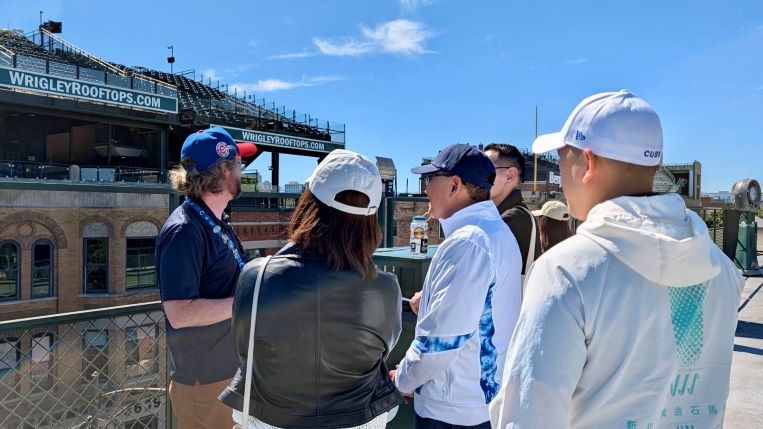 《圖說》侯友宜市長聽取Wrigley Field(瑞格利球場)簡介。〈新聞局提供〉