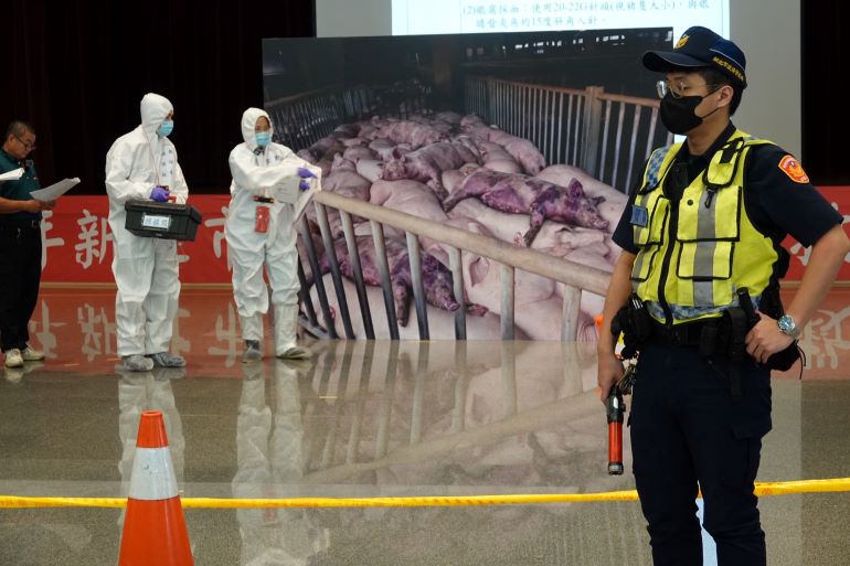 《圖說》派出所員警進行肉品市場移動管制。〈動保處提供〉