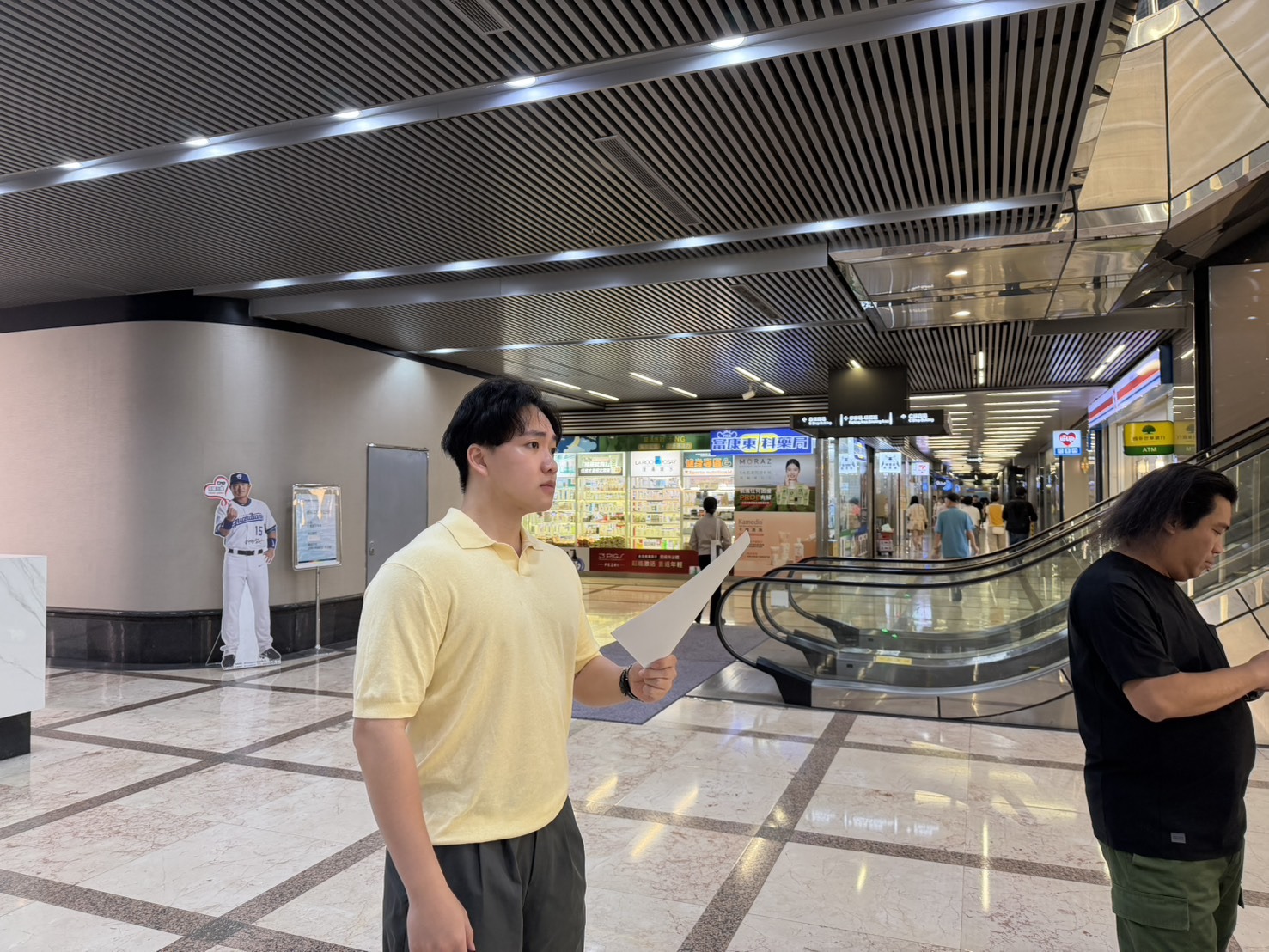 製片程品恆親臨現場勘景,為宏林跨媒體影片製作公司嚴格把關形象影片拍攝細節。