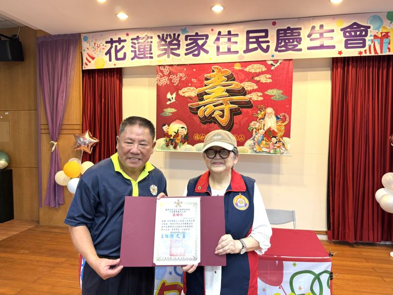 《圖說》世界佛教正心會陳和慧執行長捐贈花蓮縣榮家善款，由家主任游文勇代表接受。〈正心會提供〉