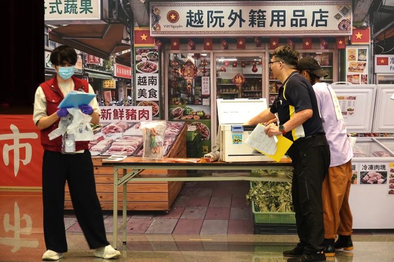 《圖說》新北市災害應變中心跨局處查核店家販售不明來源或無屠宰合格章之肉製品。〈動保處提供〉