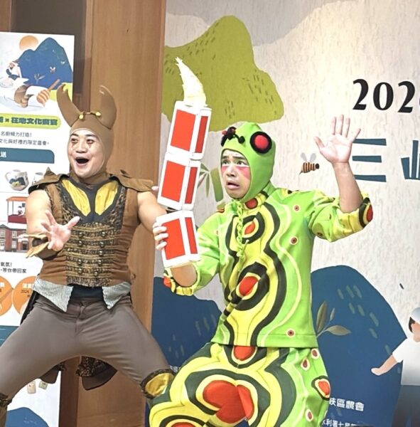 天馬戲創作劇團為「2026三峽納涼祭」記者會揭開序幕,帶來結合戲劇、特技的精彩馬戲演出,展現三峽農業的活力與熱情。圖/新北市三峽區農會