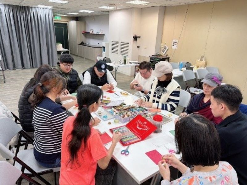 《圖說》芥菜種會「兒童及少年福利機構專業人員–保育輔導人員訓練班」，以實務討論方式引導學員學習解讀孩子行為背後的訊號。〈芥菜種會提供〉