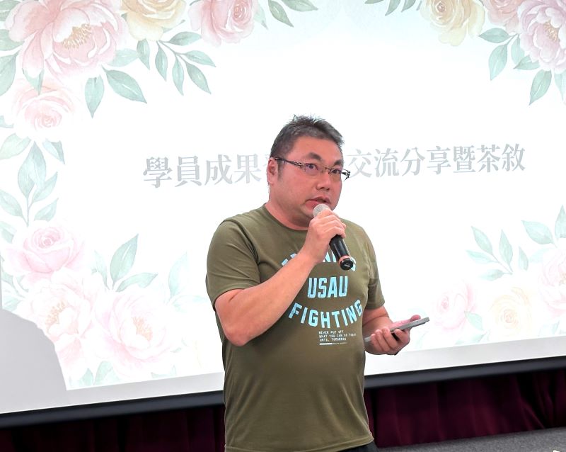 《圖說》首批結訓學員胡善照分享，從科技業跨域投入兒少照顧，透過理論與實務訓練，學習撕下標籤、放下成見，用理解與善意陪伴孩子，成為孩子生命中的支持力量。〈芥菜種會提供〉