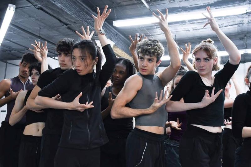 《圖說》洪綵希（右3）在Joffrey Ballet School 教課。〈洪綵希提供〉