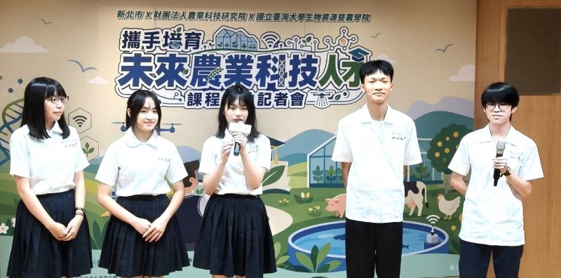 《圖說》課程開箱影片，學生介紹課程。〈記者葉柏成攝〉
