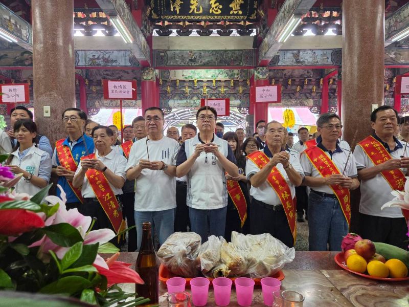 《圖說》副市長劉和然親自出席土城區義塚大墓公中元祭典，並祈求新北風調雨順、市民平安健康、社會安定，城市持續進步。〈民政局提供〉