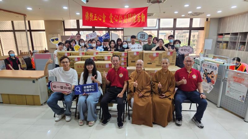 《圖說》陳慶家主任(社一)及陳文伶主任(社二)感謝正心會多年來與社福中心共同關懷弱勢家庭,不論是金錢或是實物都給予弱勢者最及時的幫助,真正感受到佛陀教導的大悲行願無處不現。〈正心會提供〉