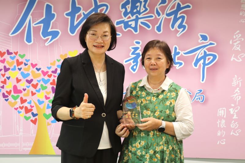《圖說》新北市社會局秘書室雇工許盈溱服務46年即將退休，社會局長李美珍今日在局務會議中，特別表彰，並致贈刻有「盈心奉獻、溱懷悠然」的琉璃紀念品。〈社會局提供〉