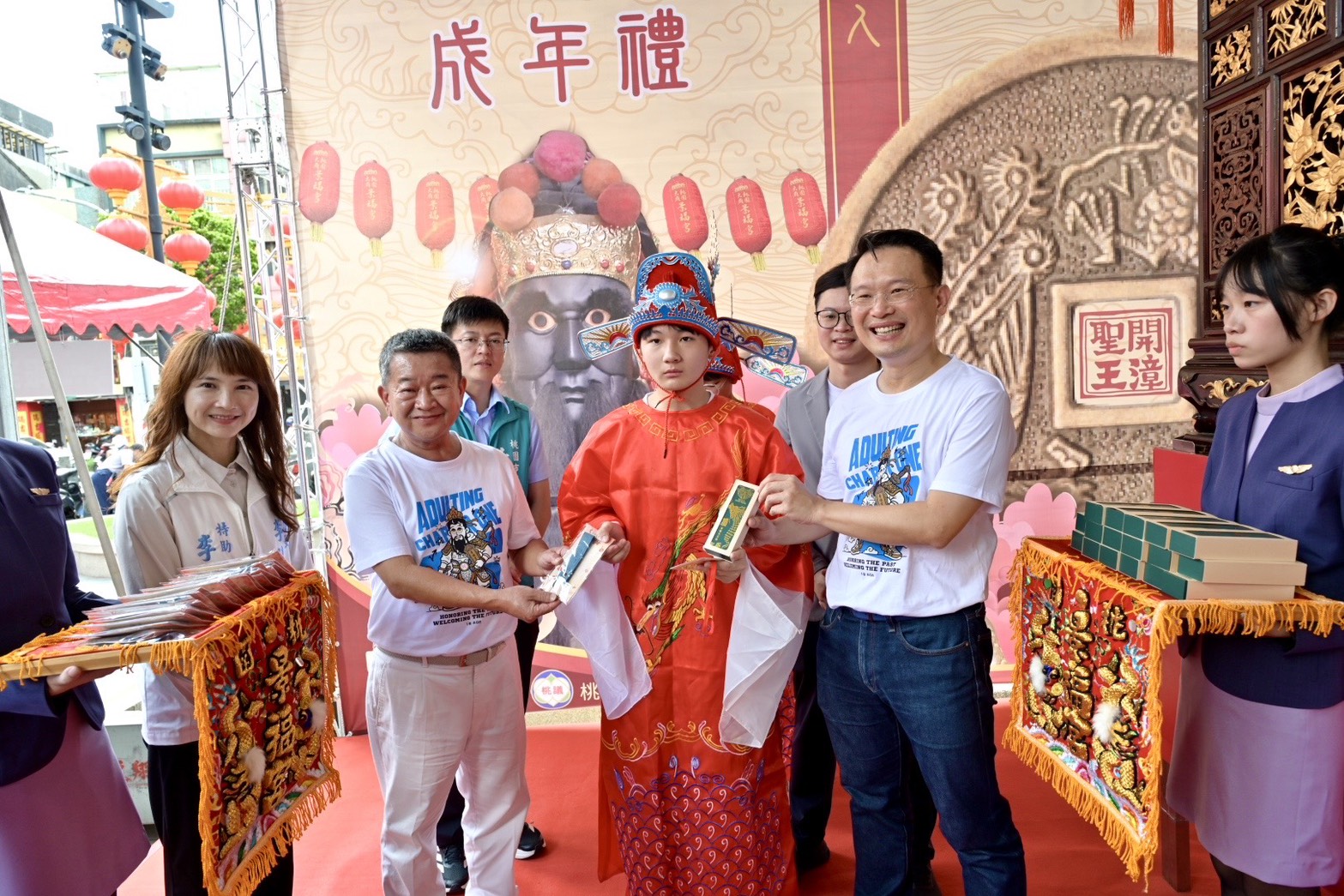 穿狀元服鑽轎底!桃園大廟景福宮成年禮300學子轉大人 S 35291170 0