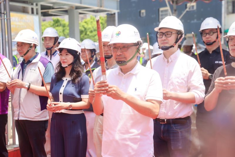 《圖說》汐止中正公有零售市場今日舉行上梁典禮，由新北市長侯友宜主持，祈求工程順利，力拚今年底完工啟用，左二經發局長盛筱蓉。〈市場處提供〉