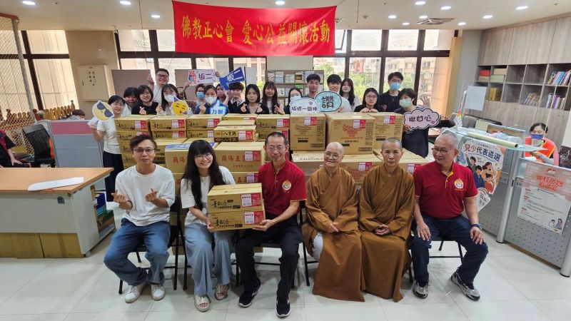 《圖說》大悲行願無處不現,世界佛教正心會於地藏法會後進行公益關懷將愛心物資致贈板橋第一及第二社福中心。〈正心會提供〉