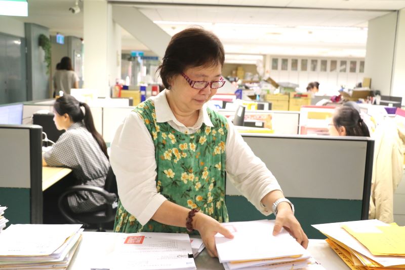 《圖說》許盈溱46年來經手超過數百萬件公文，堅守崗位，累積出令人敬佩的職人精神。〈社會局提供〉