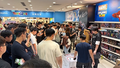 戰鬥陀螺熱潮橫跨不同年齡層，把日常空間變成充滿活力的競技場，讓家庭成員透過玩樂比拼建立聯繫，促進跨代交流，同時締造珍貴回憶。