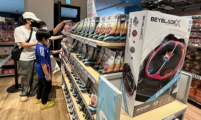戰鬥陀螺熱潮橫跨不同年齡層，把日常空間變成充滿活力的競技場，讓家庭成員透過玩樂比拼建立聯繫，促進跨代交流，同時締造珍貴回憶。